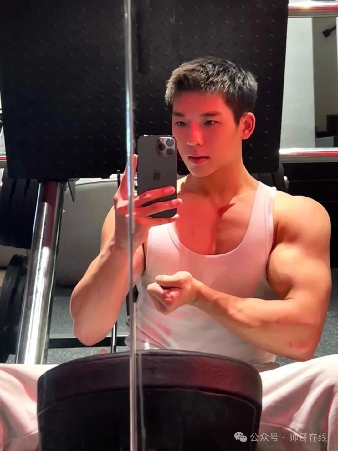 童颜暴肌健身私教，奶狼反差踩中了很多人的审美点上！