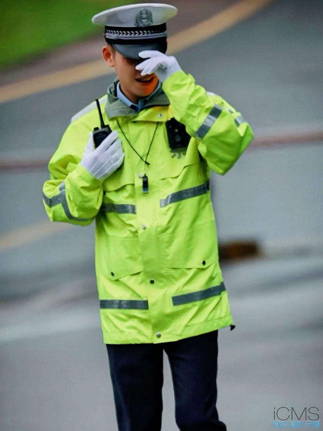自贡这枚交警太帅火了！治愈系笑容配上大长腿谁不心动？