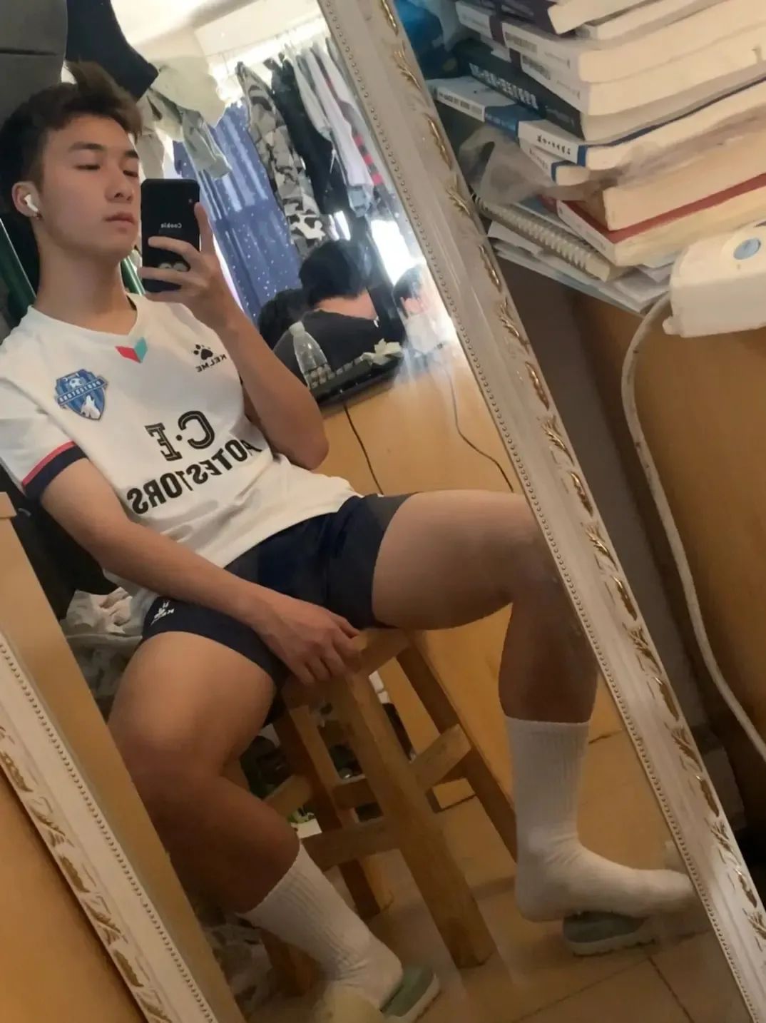 长沙这枚小哥哥穿运动裤自拍太可了，长的真大器