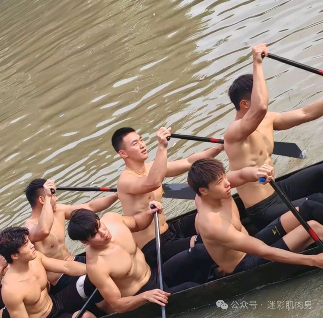 划龙舟穿紧身裤的运动男边走边脱？