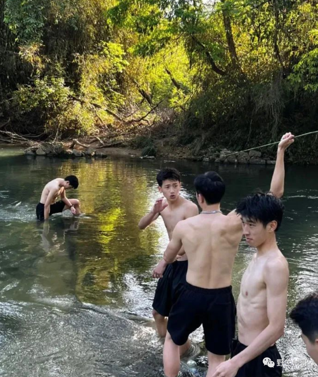 和体育生一起去玩水湿身，差点把班长的裤子扯掉啦