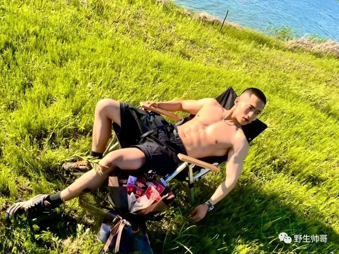 寸头爷们露营身材太顶了！