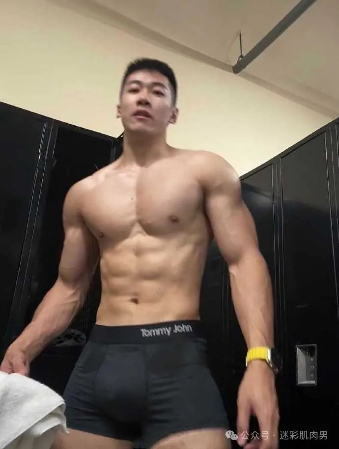 黑皮体育生粗壮长腿太顶啦!