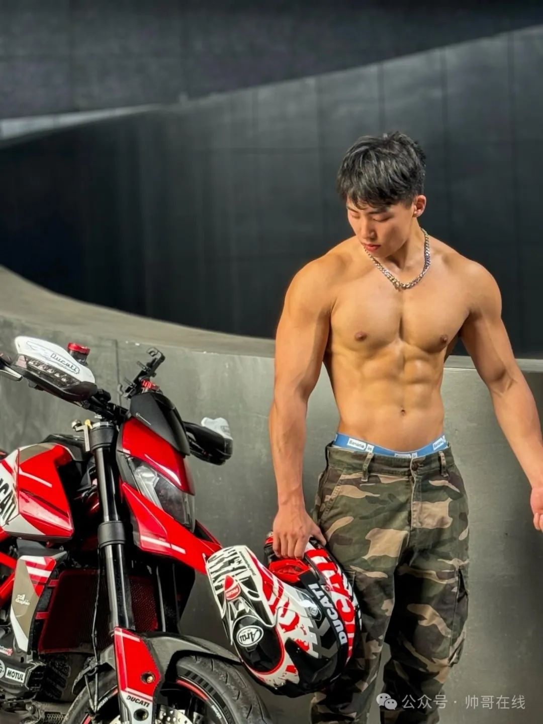 黑皮腹肌机车小伙竟是成都体院体育生，双开门翘P身材你顶得住吗？