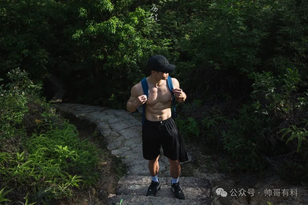 白皮肌肉帅哥一起体验大自然