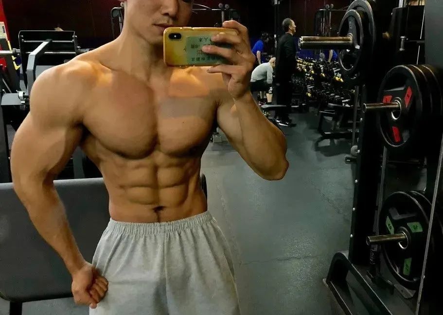 北京肌肉男穿灰裤子自拍，画面尴尬了....