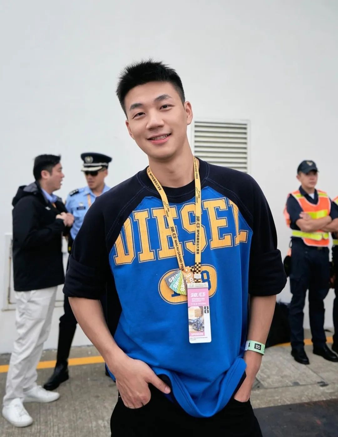 洗澡湿透的大鼻子野生男私照拔到