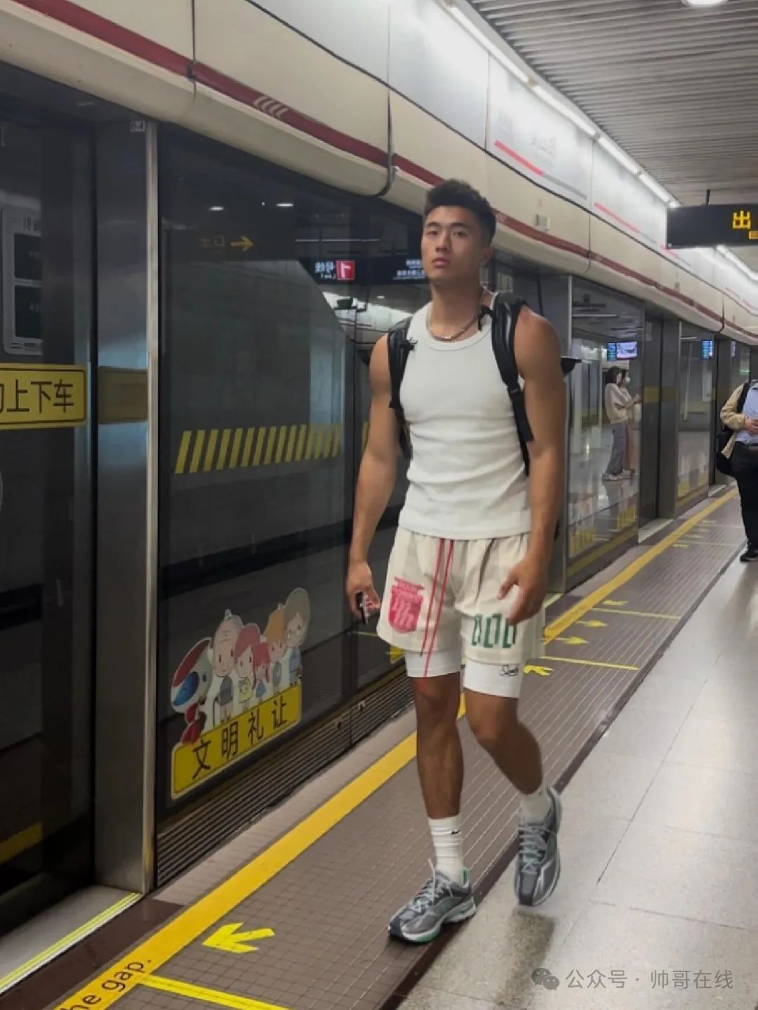 地铁抓拍185CM黑皮肌肉体育生,野生狼系帅哥长腿腹肌实力惊人!