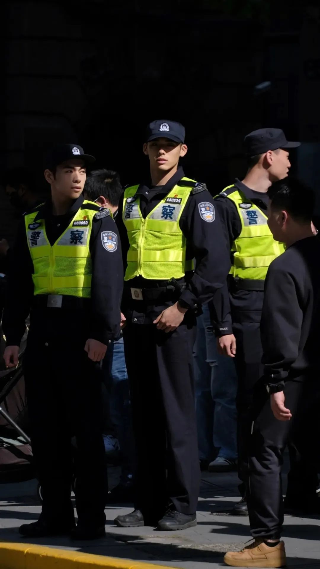 上海街头的大长腿特警一个比一个帅！高大威猛太可了！