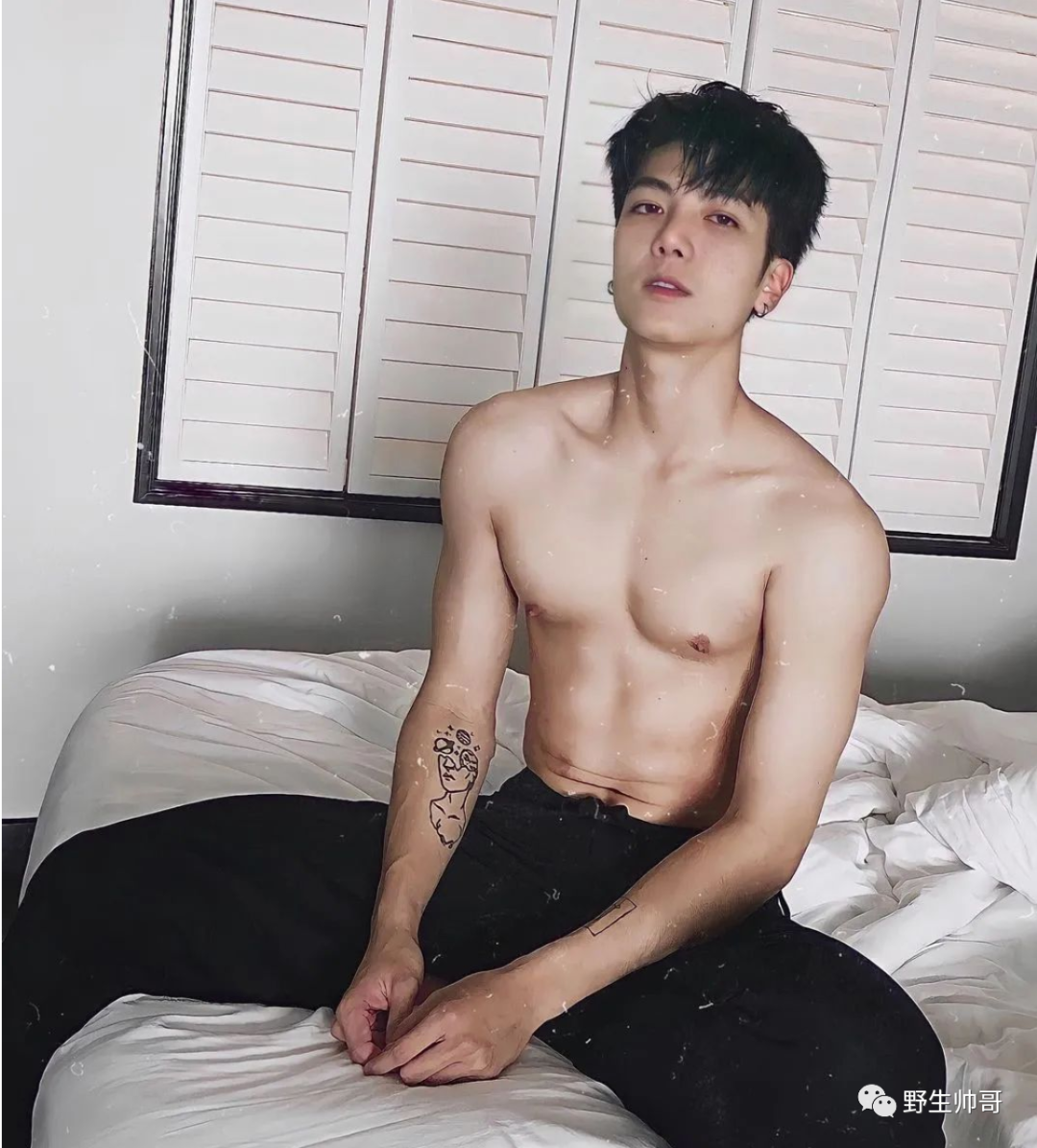 野生体育生自拍照太可了，身材真棒