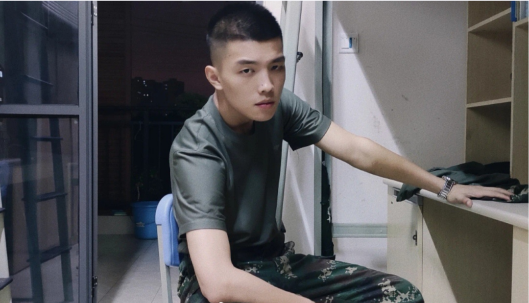 湖南寸头薄肌男大，又man又可爱！