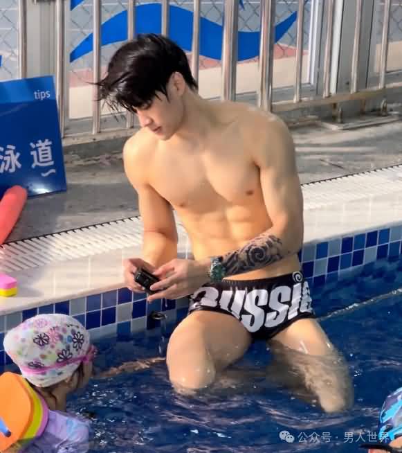 24岁游泳教练，以紧身泳裤展现专业风范，俘获众多妈妈心！