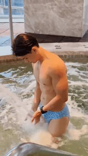 北体运动会现场长腿体育生紧身裤脱了，太有看头啦！