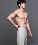 别光顾着心疼张博恒了,还是来看看他最新的男色写真吧!