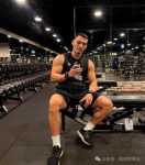 30岁健身天菜学长，回校分享健身职涯，这麒麟臂和完美胸，学弟学妹看写真都不谈定