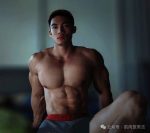 28岁泰国第一胸王，在沙滩狂秀完美胸和腹肌，穿这样背心意义何在？都成了显眼包了