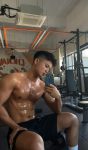 178cm白袜黑皮体育生，健身房汗流浃背有宝宝帮他吗？