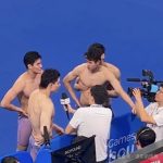 潘展乐比赛被队友背后抱着摸胸？这也太幸福了吧！