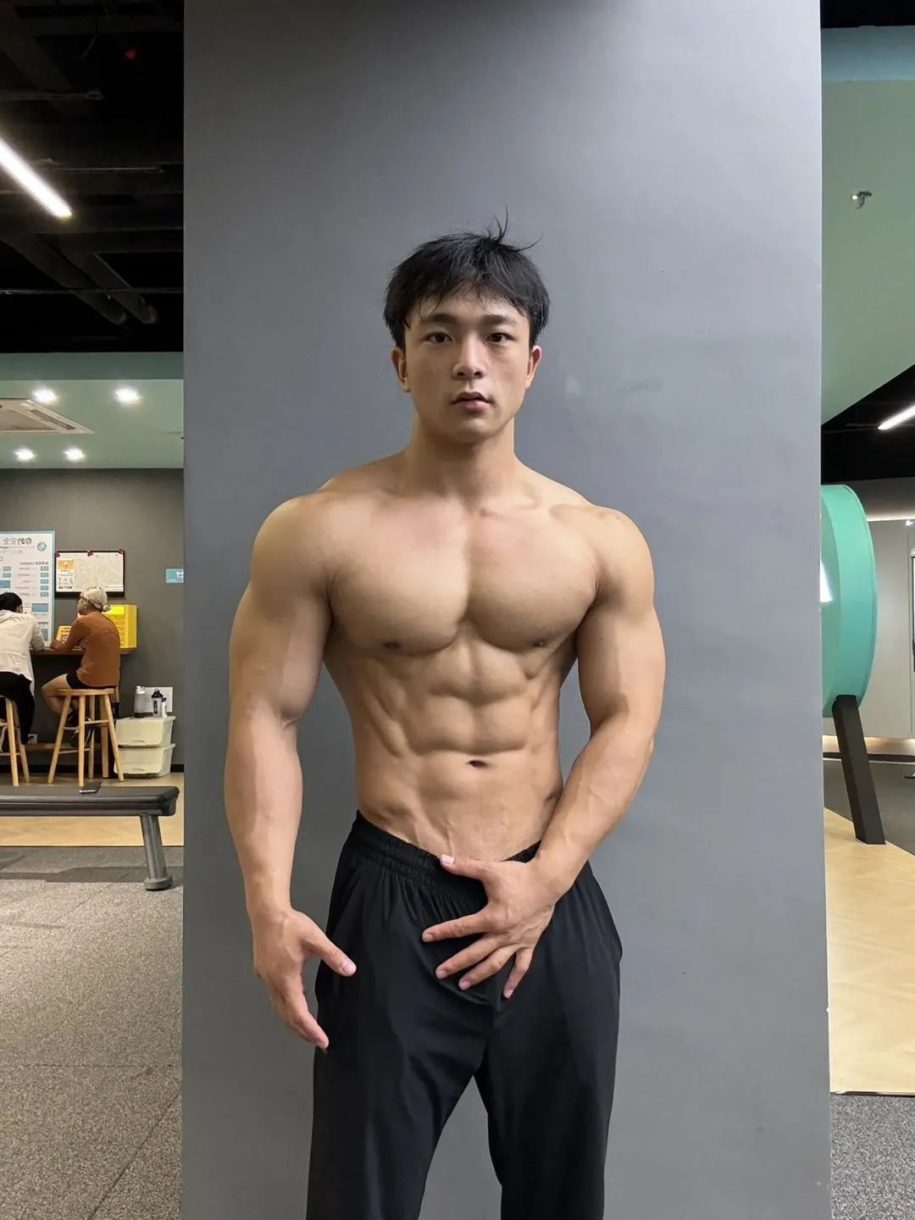 这个抖音2W粉的肌肉男，疑似又被榜一大哥采访了…-小蓝短视频