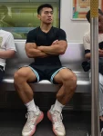 武汉地铁上的黑皮肌肉男找到了，大腿太粗壮太顶啦！