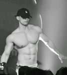 男妈妈？这个DJ的胸肌好大！