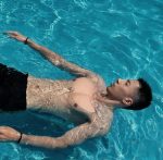 泳池里的黑皮阳光寸头小哥