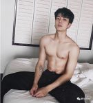 爱运动的体育生自拍照太可了，身材真棒