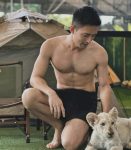 海边冲浪的肌肉小哥湿透啦，大鼻子真好看！