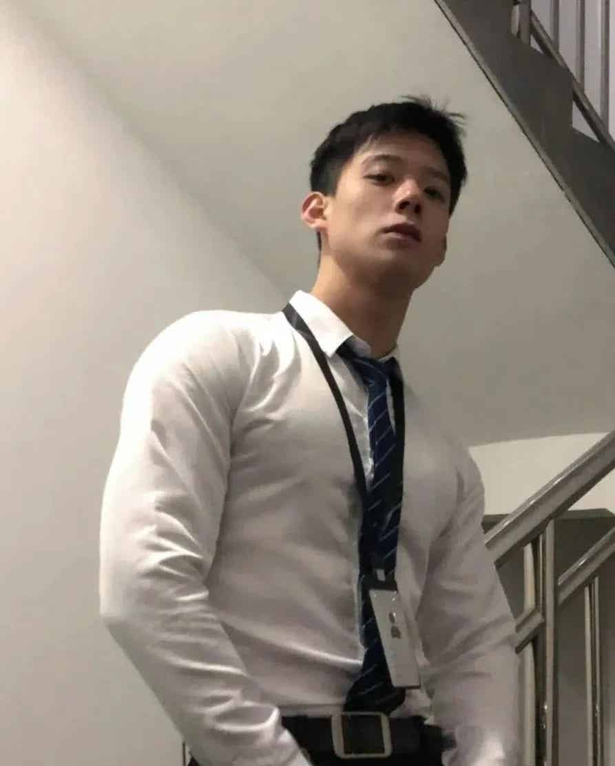 山东西装190cm大男孩，来电梯口一下！-小蓝短视频