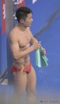 跳水比赛零零后翘臀男穿太紧湿透，19的他比陈艾森还大！