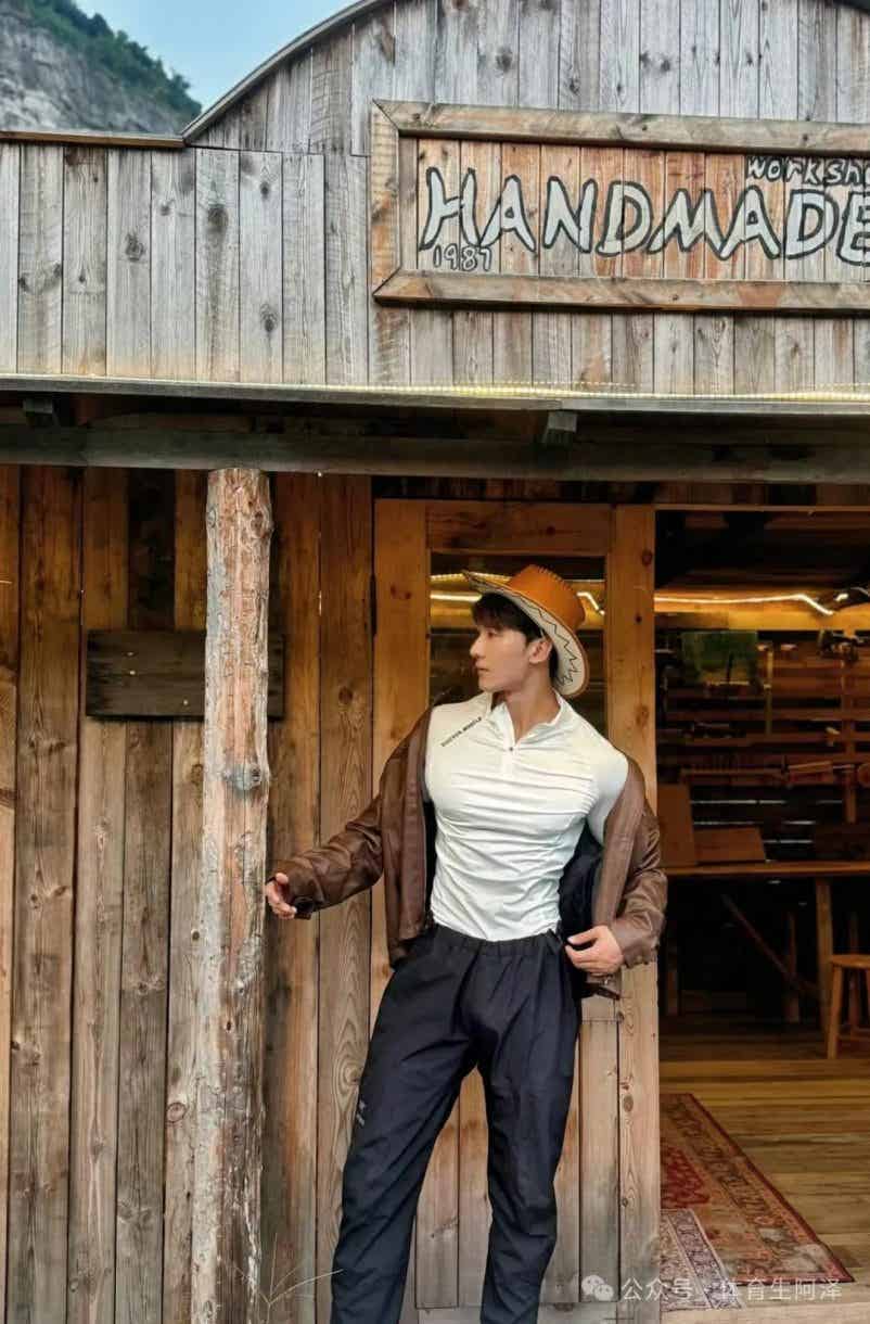 185黑皮大狙体育生，家住18楼，太过壮观，没眼看..........-小蓝短视频