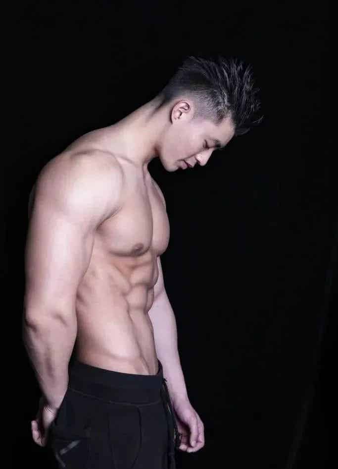 图片[1]-185cm硬邦邦腹肌360°无死角肌肉帅哥！-小蓝短视频