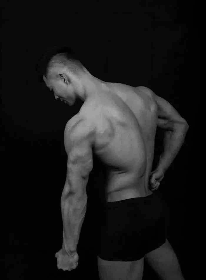 图片[4]-185cm硬邦邦腹肌360°无死角肌肉帅哥！-小蓝短视频