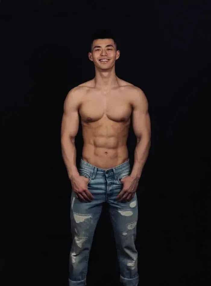 图片[6]-185cm硬邦邦腹肌360°无死角肌肉帅哥！-小蓝短视频