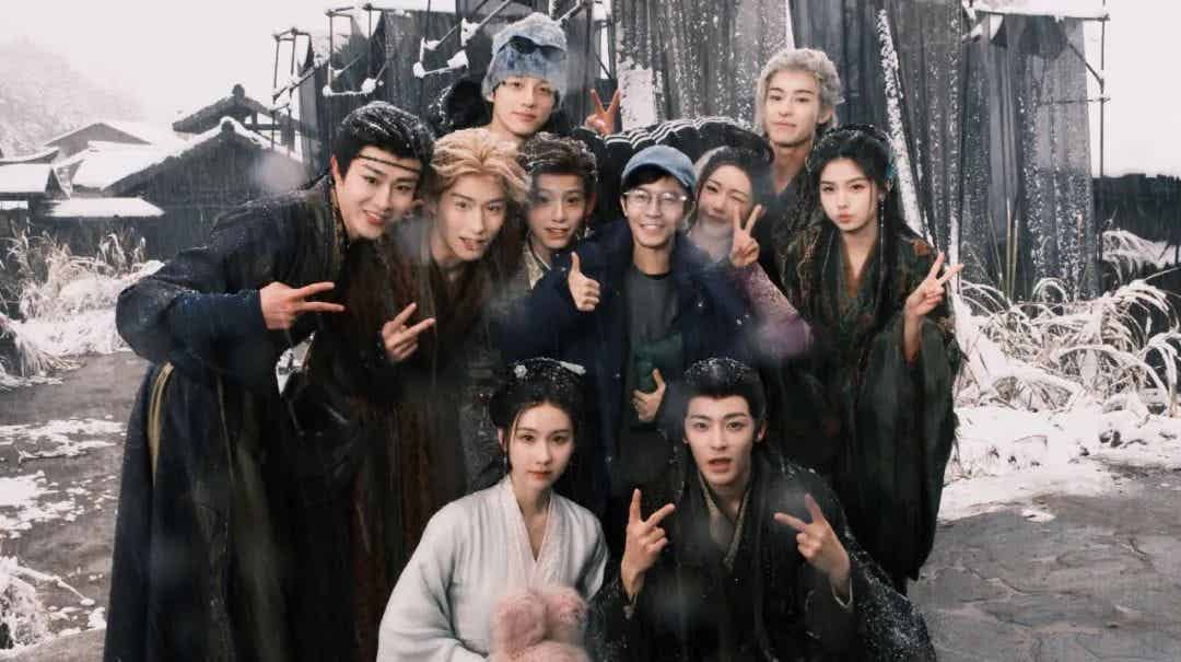 图片[1]-《大梦归离》男配角：胸肌练得有多大，走红毯就有多尴尬？！-小蓝短视频