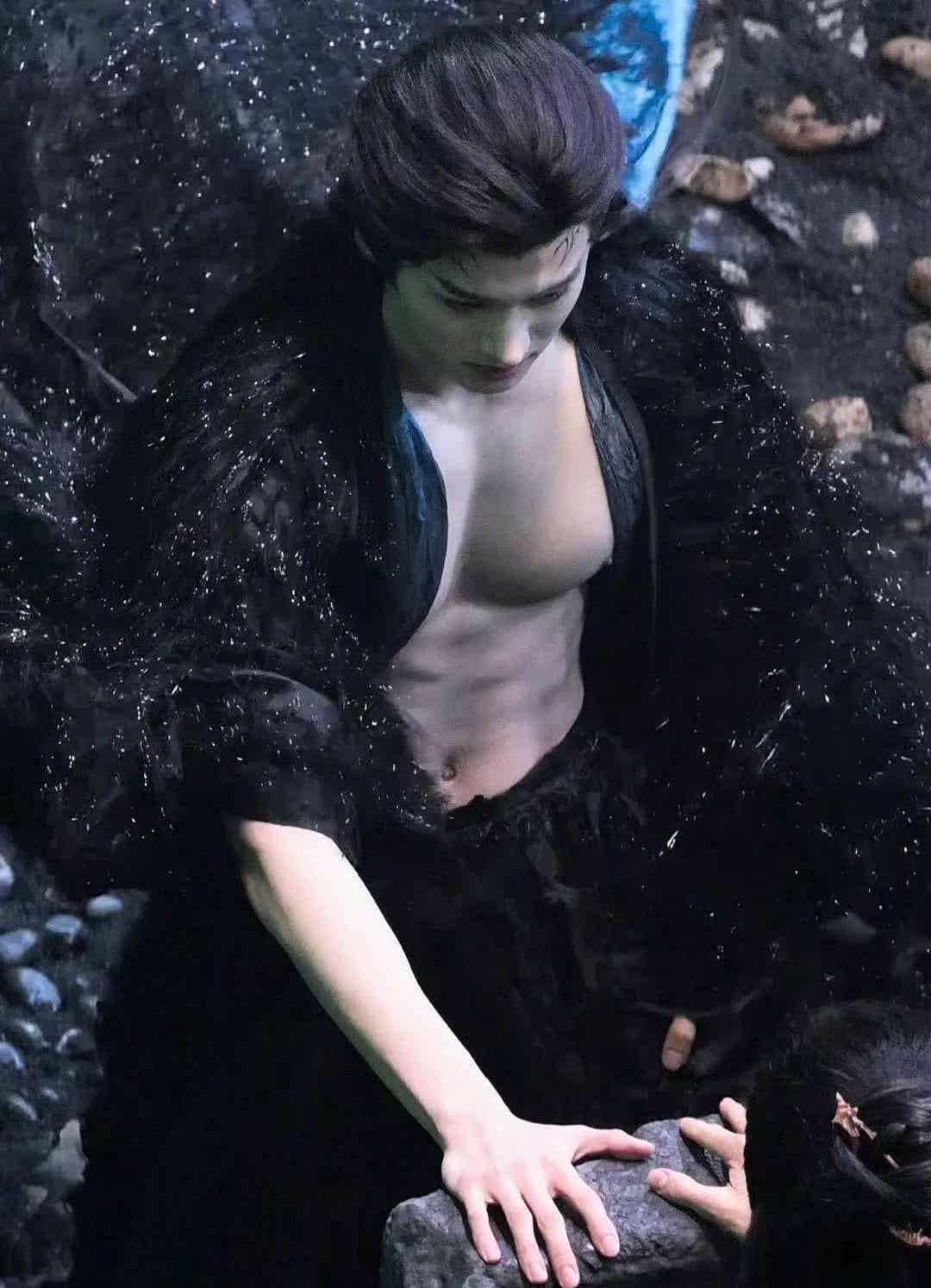 图片[7]-《大梦归离》男配角：胸肌练得有多大，走红毯就有多尴尬？！-小蓝短视频