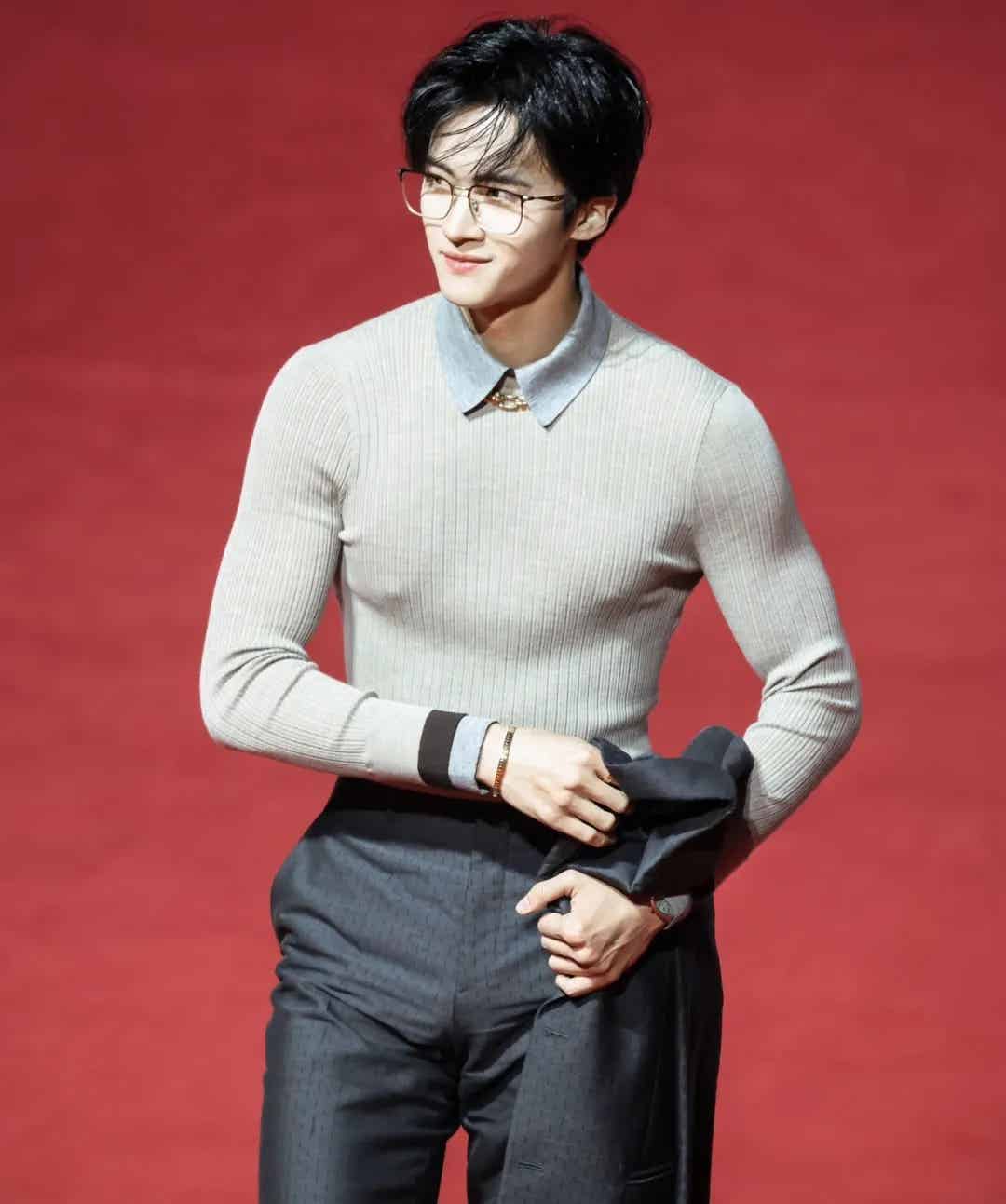 图片[8]-《大梦归离》男配角：胸肌练得有多大，走红毯就有多尴尬？！-小蓝短视频