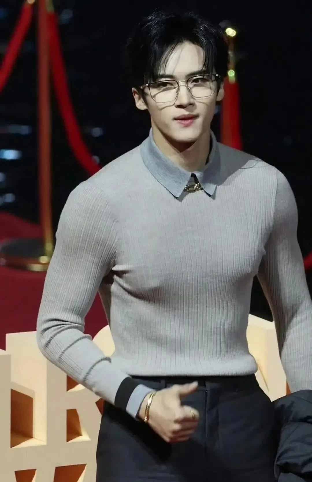 图片[9]-《大梦归离》男配角：胸肌练得有多大，走红毯就有多尴尬？！-小蓝短视频