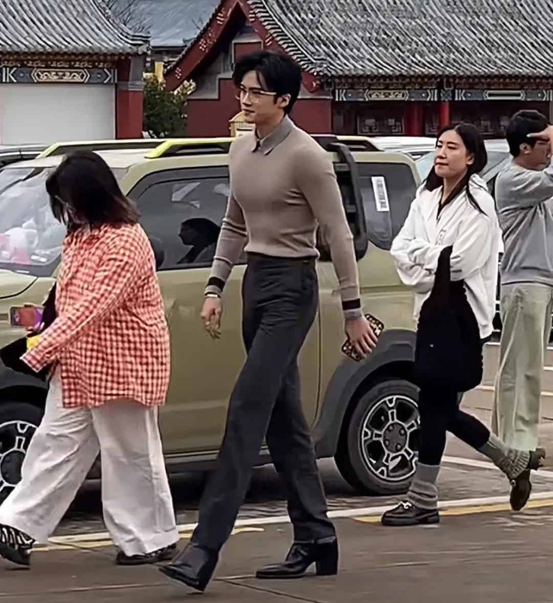 图片[12]-《大梦归离》男配角：胸肌练得有多大，走红毯就有多尴尬？！-小蓝短视频