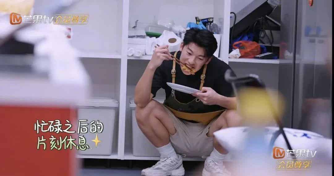 图片[2]-天呐！许光汉早年泳裤照被翻了出来！-小蓝短视频