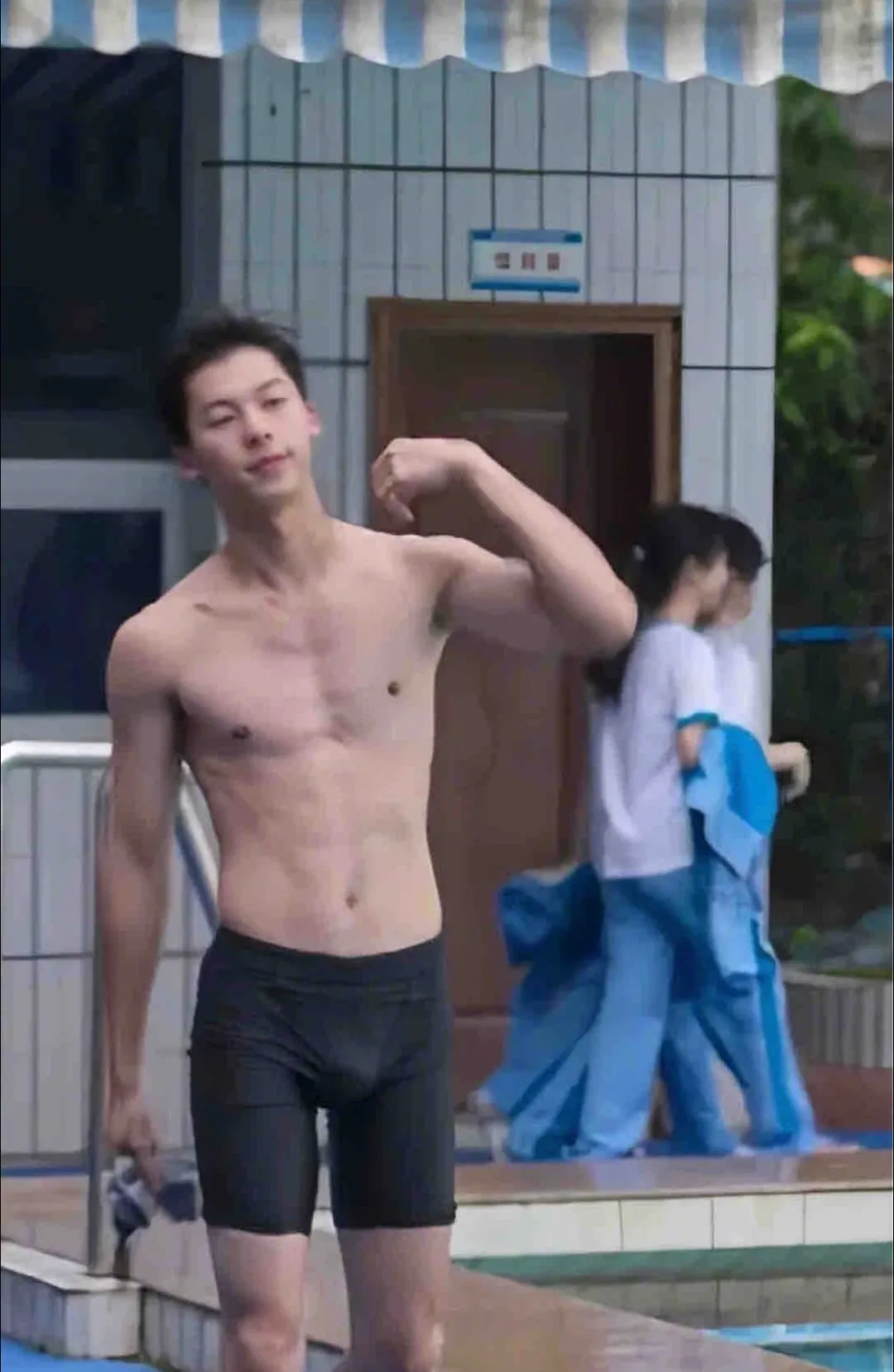 图片[3]-天呐！许光汉早年泳裤照被翻了出来！-小蓝短视频