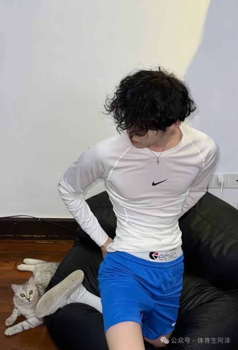 图片[2]-185篮球白袜长腿大帅哥，腿比命长，好腿当赏........-小蓝短视频