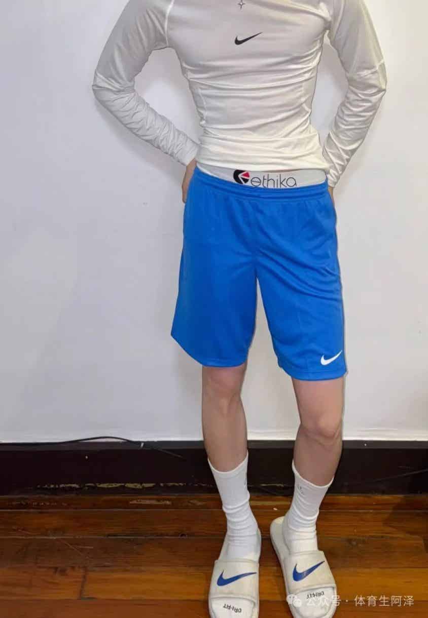 图片[3]-185篮球白袜长腿大帅哥，腿比命长，好腿当赏........-小蓝短视频