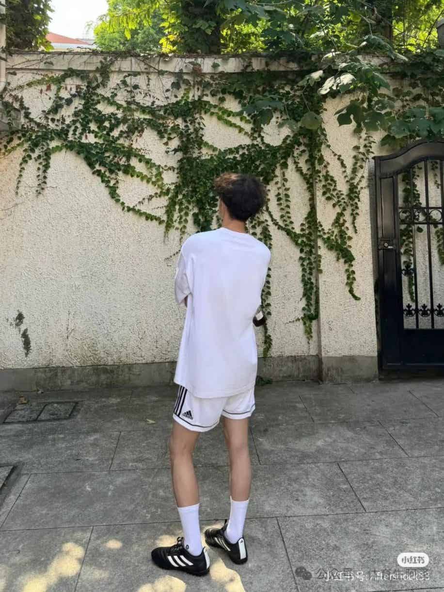 185篮球白袜长腿大帅哥，腿比命长，好腿当赏........-小蓝短视频