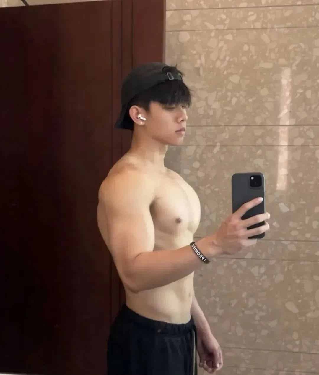 图片[1]-武汉大学这位男大的胸肌也太大大大了！-小蓝短视频