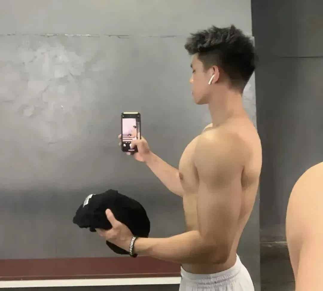 图片[2]-武汉大学这位男大的胸肌也太大大大了！-小蓝短视频