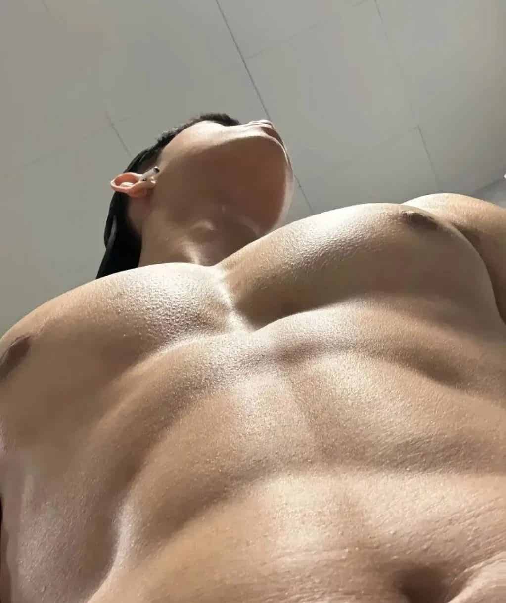 图片[3]-武汉大学这位男大的胸肌也太大大大了！-小蓝短视频