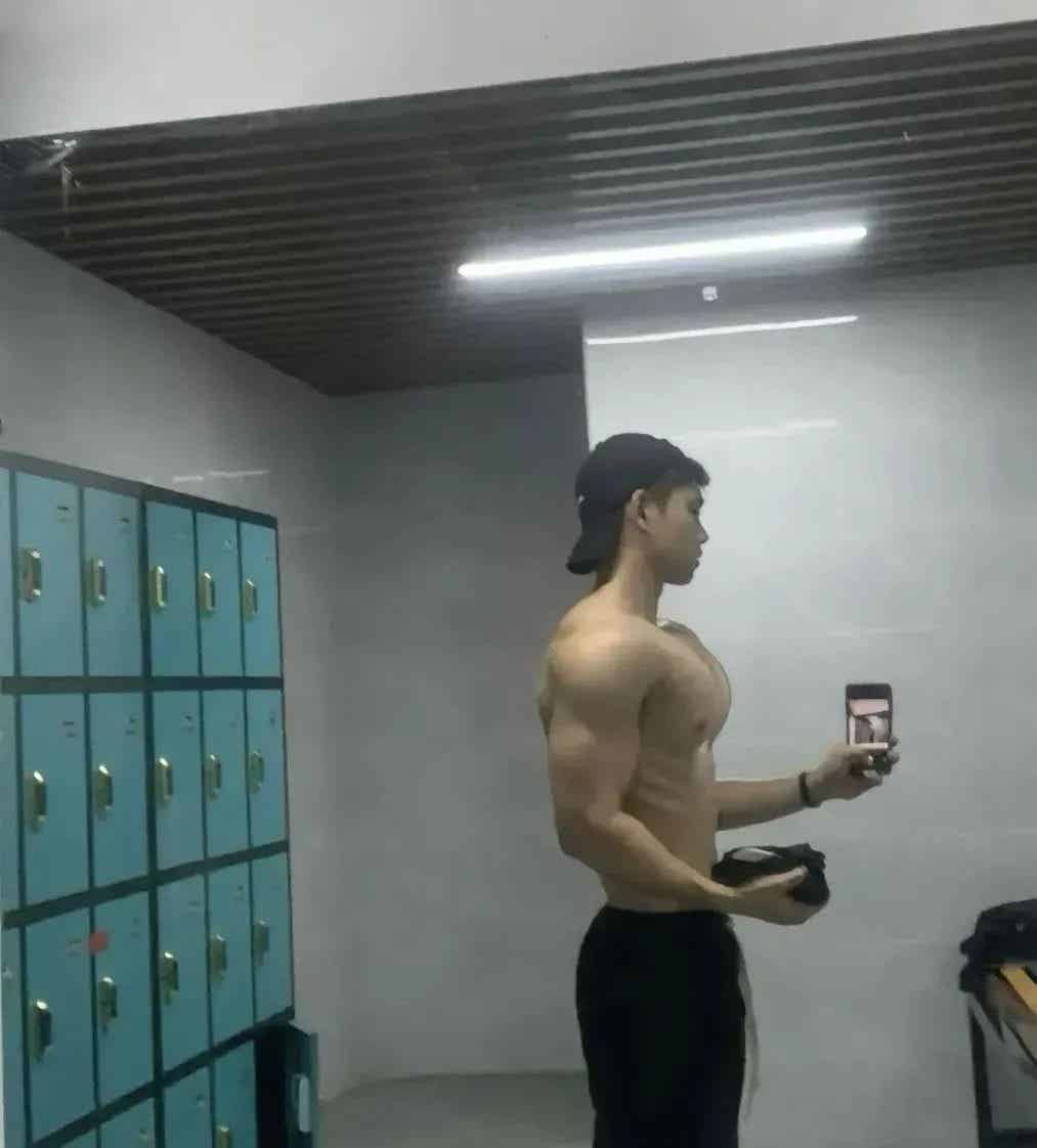 图片[4]-武汉大学这位男大的胸肌也太大大大了！-小蓝短视频