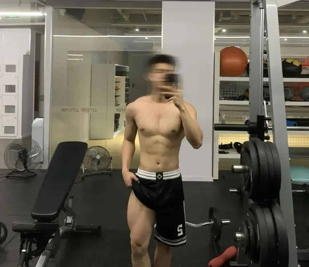 图片[5]-武汉大学这位男大的胸肌也太大大大了！-小蓝短视频