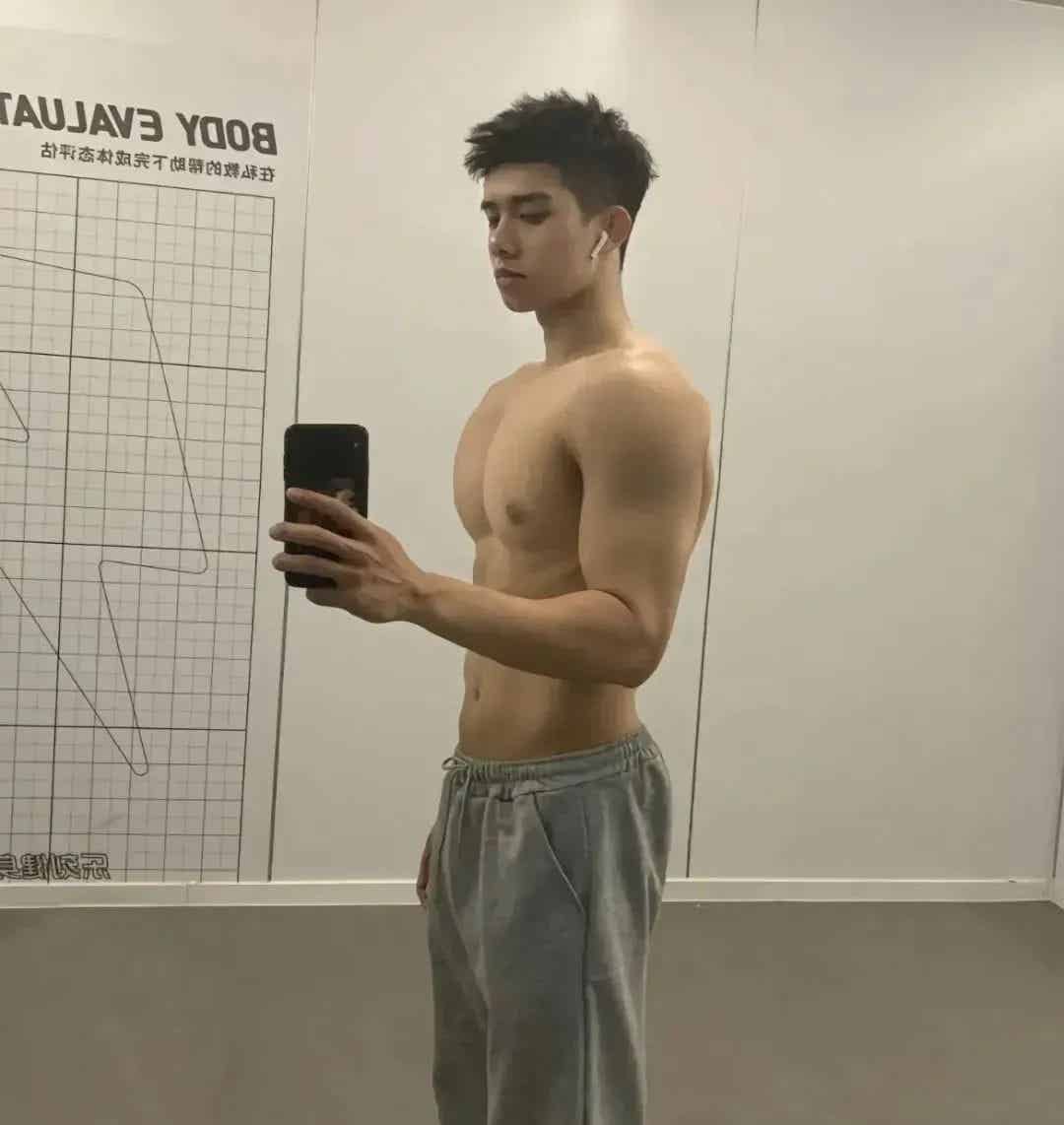 图片[6]-武汉大学这位男大的胸肌也太大大大了！-小蓝短视频